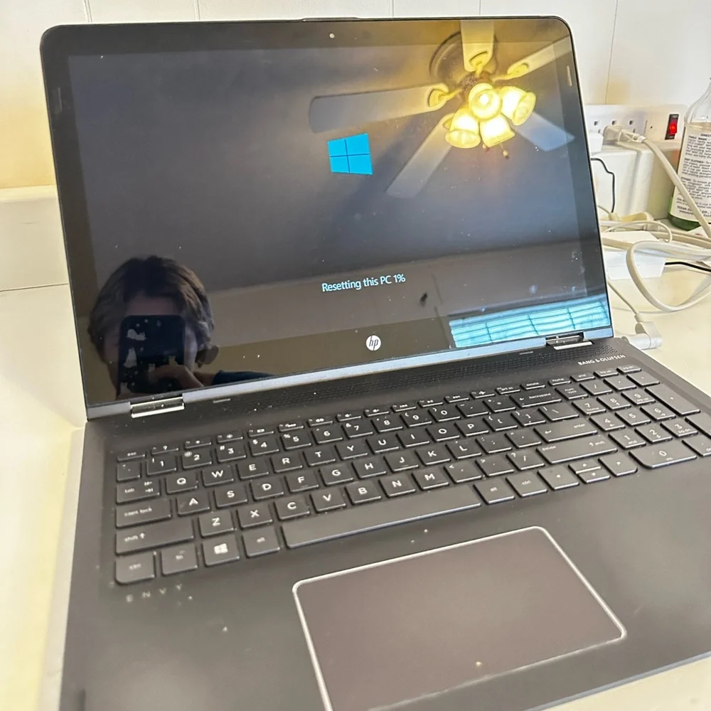 HP Laptop - Touchscreen - 8GB RAM - folds all the way back